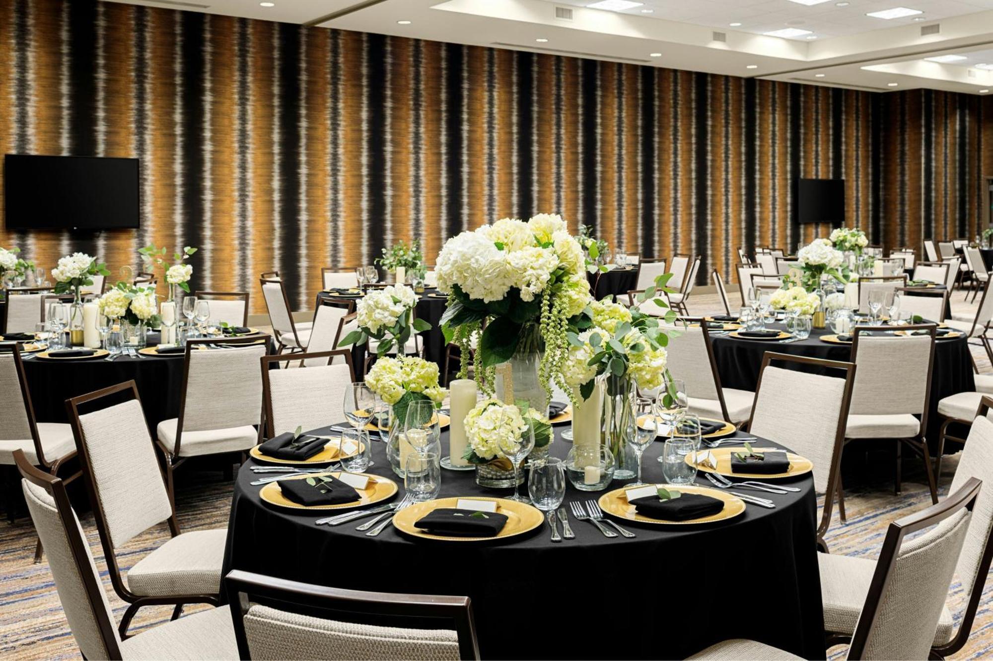 Courtyard By Marriott Dallas Downtown/Reunion District Экстерьер фото